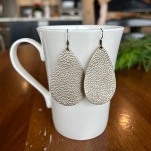 Nickel & Suede Lightweight Leather Earrings sz small (2"). Warm silver color.